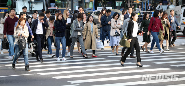 【서울=뉴시스】김선웅 기자 = 쌀쌀한 날씨를 보인 1일 오전 서울 종로구 세종로사거리에서 가을옷을 입은 시민들이 출근을 서두르고 있다. 2018.10.01. mangusta@newsis.com