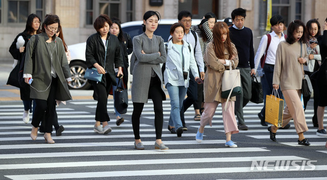 【서울=뉴시스】김선웅 기자 = 쌀쌀한 날씨를 보인 1일 오전 서울 종로구 세종로사거리에서 가을옷을 입은 시민들이 출근을 서두르고 있다. 2018.10.01. mangusta@newsis.com