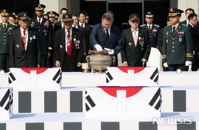 【성남=뉴시스】박진희 기자 = 문재인 대통령이 제70주년 국군의 날인 1일 경기도 성남 서울공항에 열린 국군 유해 봉환식에서 분향하고 있다. 2018.10.01. pak7130@newsis.com
