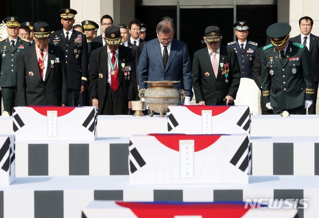 【성남=뉴시스】박진희 기자 = 문재인 대통령이 제70주년 국군의 날인 1일 경기도 성남 서울공항에 열린 국군 유해 봉환식에서 묵념하고 있다. 2018.10.01. pak7130@newsis.com