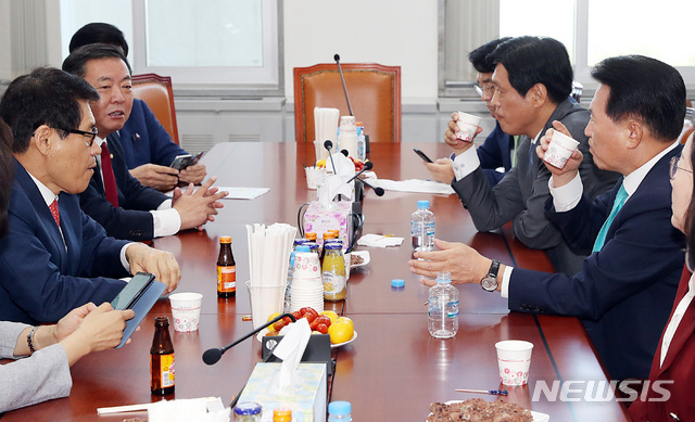 【서울=뉴시스】이종철 기자 = 1일 서울 여의도 국회에서 열린 교육위원회 전체회의에 앞서 이찬열 교육위원장, 조승래 더불어민주당 간사, 김한표 자유한국당 간사 등 위원들이 심각한 표정으로 의견을 나누고 있다. 2018.10.01. jc4321@newsis.com