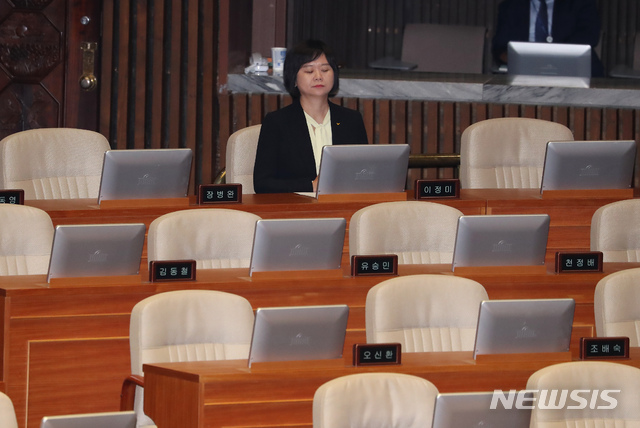 【서울=뉴시스】고승민 기자 = 1일 오전 서울 여의도 국회 본회의장에서 제364회국회(정기회) 제7차 본회의 시작 전 정의당 이정미 대표가 생각에 잠겨 있다. 이 대표는 이날 본회의에서 비교섭단체 대표연설을 한다. 2018.10.01.kkssmm99@newsis.com