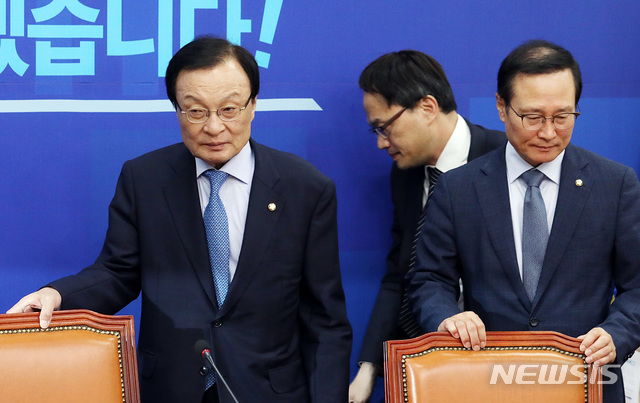 【서울=뉴시스】이종철 기자&nbsp; = 1일 오전 서울 여의도 국회에서 열린 민주당 최고위원회의에서 이해찬 대표와 홍영표 원내대표가 심각한 표정을 하고 있다. 2018.10.01.jc4321@newsis.com