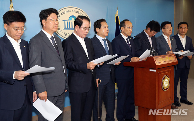 【서울=뉴시스】이종철 기자 = 심재철 의원을 비롯한 자유한국당 기획재정위원들이 1일 오전 서울 여의도 국회 정론관에서 민주당측의 국정감사 일정 협의 전면 거부를 규탄하는 기자회견을 하고 있다. 2018.10.01. jc4321@newsis.com