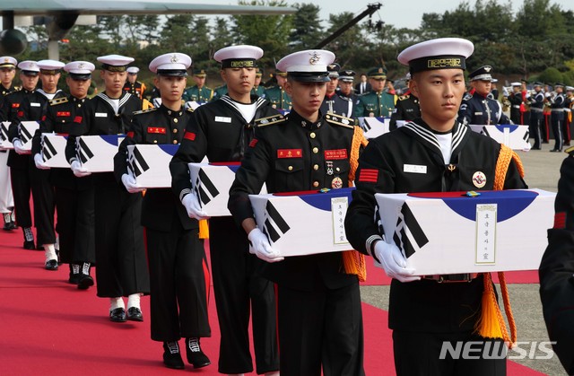 【성남=뉴시스】박진희 기자 = 제70주년 국군의 날인 1일 경기도 성남 서울공항에서 열린 국군 유해 봉환식에서 운구병들이 6.25 참전 국군 유해 64위를 봉송하고 있다. 2018.10.01.&nbsp;&nbsp; pak7130@newsis.com