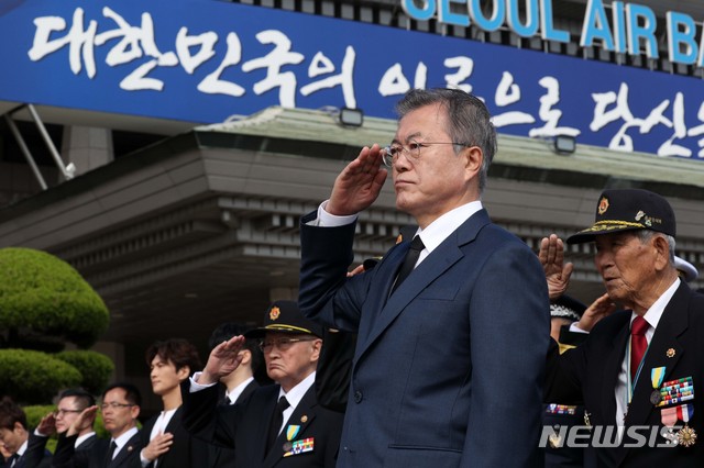 【성남=뉴시스】박진희 기자 = 문재인 대통령이 제70주년 국군의 날인 1일 경기도 성남 서울공항에서 열린 국군 유해 봉환식에 참석해 유해 봉송이 끝난 후 국군 전사자들을 향해 거수경례하고 있다. 2018.10.01. pak7130@newsis.com