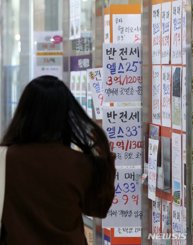 【서울=뉴시스】고범준 기자 = 수도권과 지방의 '집값 양극화'가 심화되고 있는 1일 오전 서울 송파구의 공인중개사 앞에 전세 및 월세 매물을 알리는 안내문이 붙어 있다.&nbsp; 한국은행이 지난 30일 발표한 ‘9월 지역경제보고서’에 따르면 3분기 수도권 주택매매가격 상승률은 월평균 기준 0.17%로 전분기(0.12%)보다 오름폭이 확대됐다. 2018.10.01.&nbsp; bjko@newsis.com