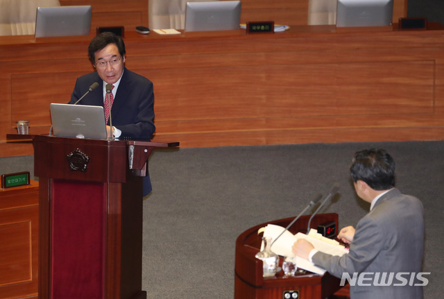 【서울=뉴시스】고승민 기자 = 1일 오전 서울 여의도 국회 본회의장에서 열린 제364회국회(정기회) 제7차 본회의에서 이낙연 국무총리가 자유한국당 유기준 의원의 질의에 답하고 있다. 2018.10.01.kkssmm99@newsis.com