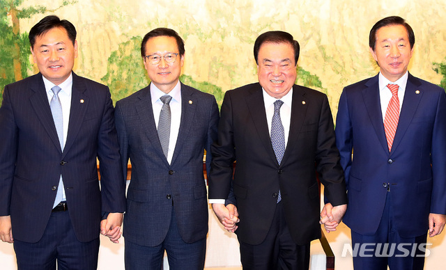 【서울=뉴시스】이종철 기자 = 1일 오전 서울 여의도 국회에서 열린 국회의장 주재 원내대표 회동에서 문희상 의장과 민주당 홍영표, 한국당 김성태, 미래당 김관영 원내대표가 포즈를 취하고 있다. 2018.10.01.jc4321@newsis.com