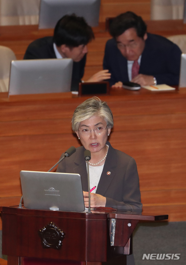 【서울=뉴시스】고승민 기자 = 1일 오전 서울 여의도 국회 본회의장에서 열린 제364회국회(정기회) 제7차 본회의 대정부질문에서 강경화 외교부 장관이 더불어민주당 송영길 의원의 질의에 답하고 있다. 2018.10.01.kkssmm99@newsis.com