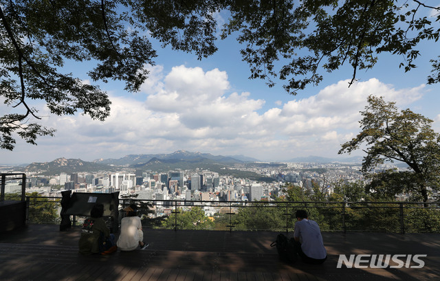 【서울=뉴시스】홍효식 기자 = 1일 오전 서울 중구 남산에서 시민들이 하늘을 바라보며 휴식을 취하고 있다. 2018.10.01. yesphoto@newsis.com