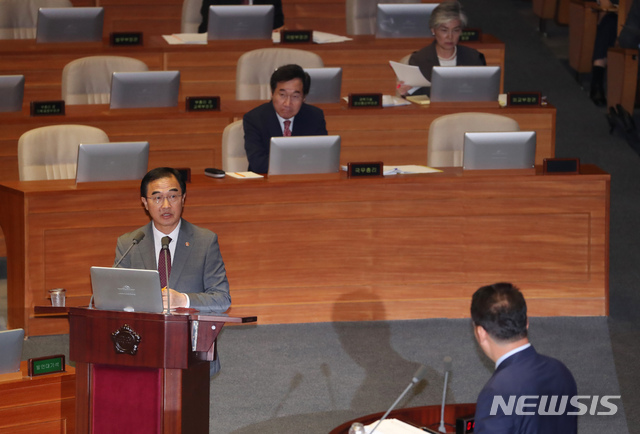 【서울=뉴시스】고승민 기자 = 1일 오전 서울 여의도 국회 본회의장에서 열린 제364회국회(정기회) 제7차 본회의 대정부질문에서 조명균 통일부 장관이 더불어민주당 송영길 의원의 질의에 답하고 있다. 2018.10.01.kkssmm99@newsis.com