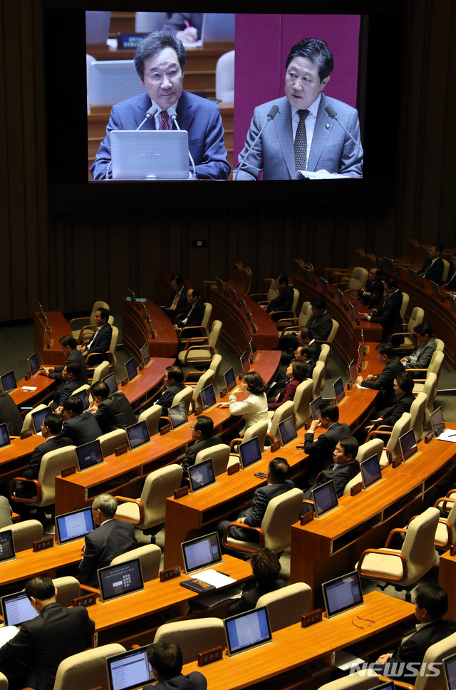 【서울=뉴시스】박영태 기자 = 1일 오전 서울 영등포구 여의도 국회 본회의장에서 열린 제364회국회(정기회) 제7차 본회의 대정부질문에서 유기준 의원이 이낙연 총리에게 질의하고 있다. 2018.10.01. since1999@newsis.com