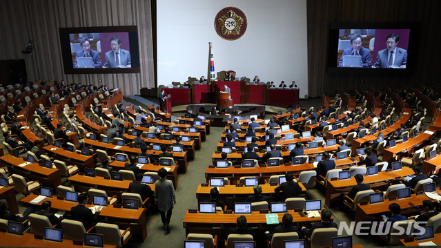 【서울=뉴시스】박영태 기자 = 1일 오전 서울 영등포구 여의도 국회 본회의장에서 열린 제364회국회(정기회) 제7차 본회의 대정부질문에서 유기준 의원이 이낙연 총리에게 질의하고 있다. 2018.10.01. since1999@newsis.com