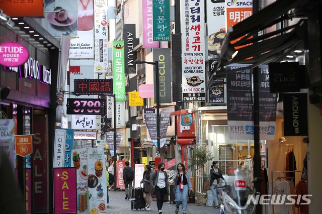 【서울=뉴시스】김선웅 기자 = 정부가 공공주택지구의 상가 공실문제에 대한 해결책으로 상업시설 공급을 줄이는 방안을 추진한다고 밝힌 1일 서울 중구 명동거리에 상가 간판이 가득하다. 정부는 상업시설 효율 공급을 위해 적정 면적, 계획 기준을 마련한다고 밝혔다. 2018.10.01. mangusta@newsis.com