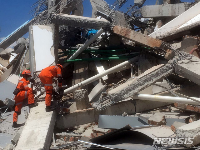 【팔루=AP/뉴시스】인도네시아 술라웨시섬 팔루에서 1일 구조대원들이 강진으로 무너진 로아로아호텔 잔해더미에서 생존자를 수색하고 있다. 2018.10.01 