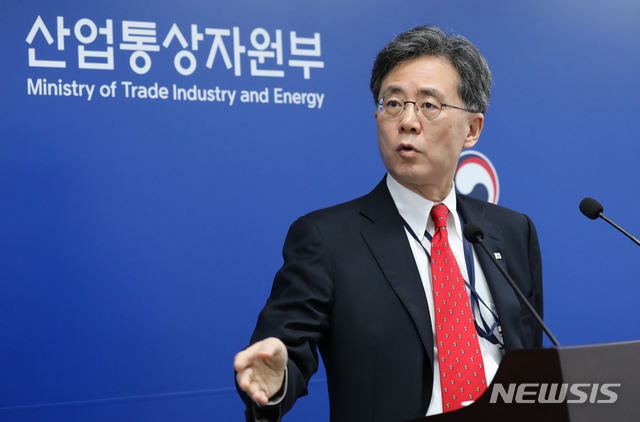 【세종=뉴시스】강종민 기자 = 김현종 산업통상자원부 통상교섭본부장이 1일 오전 정부세종청사에서 '2018년 9월 수출입 동향'에 대한 브리핑에서 기자 질문에 해당 국장이 답변하라고 말하고 있다. 2018.10.01. ppkjm@newsis.com