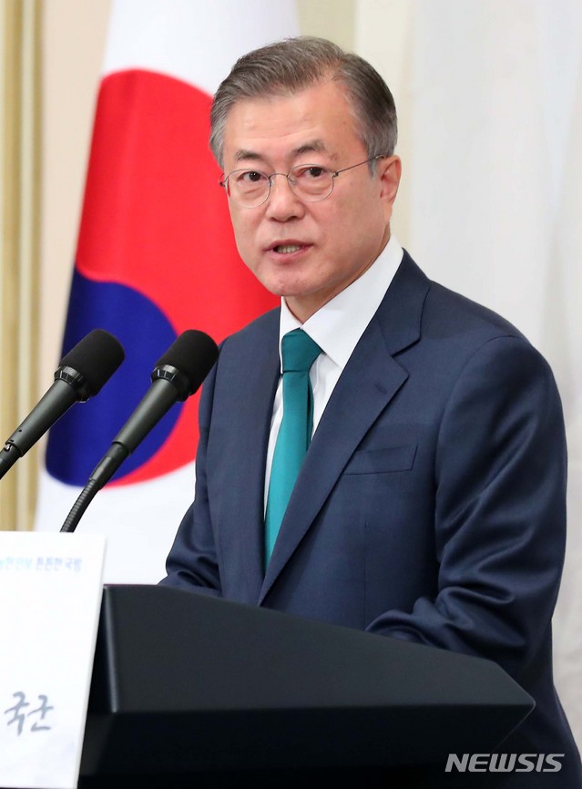 【서울=뉴시스】전신 기자 = 문재인 대통령이 1일 청와대 영빈관에서 열린 제70주년 국군의 날 경축연에서 축사하고 있다. 2018.10.01.&nbsp; photo1006@newsis.com