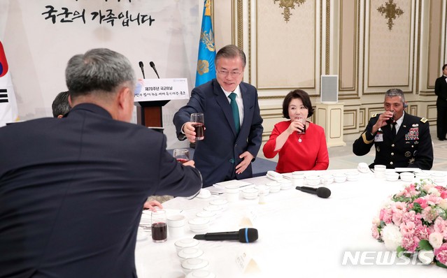 【서울=뉴시스】전신 기자 = 문재인 대통령이 1일 청와대 영빈관에서 열린 제70주년 국군의 날 경축연에서 참석자들과 건배하고 있다. 2018.10.01.&nbsp; photo1006@newsis.com