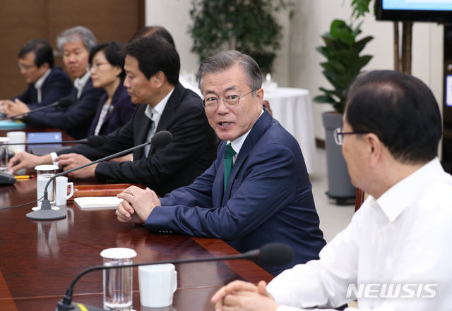 【서울=뉴시스】박진희 기자 = 문재인 대통령이 1일 오후 청와대 여민관에서 수석·보좌관 회의를 주재하고 있다. 2018.10.01.&nbsp; pak7130@newsis.com