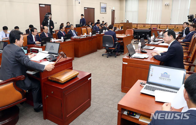 【서울=뉴시스】이종철 기자&nbsp; = 1일 오후 서울 여의도 국회에서 열린 국방위 전체회의에서 안규백 국방위원장이 국정감사 증인채택에 대한 건을 통과시키고 있다. 2018.10.01.&nbsp; jc4321@newsis.com