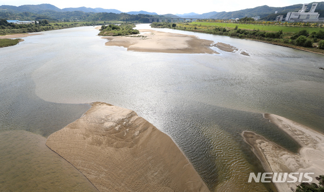 [세종=뉴시스] 환경부가 지난 2018년 9월11일 금강의 자연성을 회복하기 위한 '백제보 개방 협약'을 체결한 가운데 1일 완전 개방된 세종보 인근에 모래톱이 드러나 있다. 환경부는 2018년 10월 초부터 백제보를 완전 개방할 계획이었지만 백제보 인근 주민들의 지하수 부족 민원이 잇따라 완전 개방 시기를 중순으로 연기했다. (사진=뉴시스 DB). photo@newsis.com