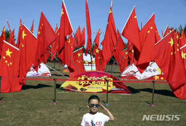 【베이징=AP/뉴시스】중국의 국경절을 맞이한 지난 10월 1일 베이징의 한 공원에서 사진을 찍기 위해 포즈를 취하고 있는 한 중국인 소년. 2018.12.26.