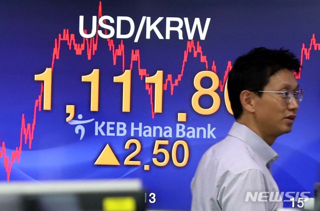 【서울=뉴시스】 조성봉 기자 = 원달러 환율이 전거래일 대비 2.5원 오른 1,111.8원으로 장을 마감한 1일 오후 서울 중구 KEB하나은행 딜링룸에서 딜러가 업무를 보고 있다. 2018.10.01.suncho21@newsis.com