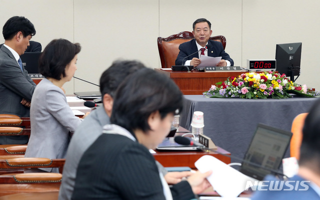 【서울=뉴시스】박영태 기자 = 1일 오후 서울 영등포구 여의도 국회에서 열린 국회 교육위원회 전체회의를 이찬열 위원장이 주재하고 있다. 2018.10.01.since1999@newsis.com