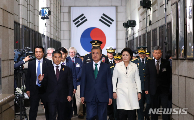 【서울=뉴시스】전신 기자 = 문재인 대통령과 부인 김정숙 여사가 1일 서울 용산 전쟁기념관 평화의 광장에서 열린 제70주년 국군의 날 기념식 참석에 앞서 유엔군 전사자명비에 참배하고 있다. 2018.10.01.&nbsp; photo1006@newsis.com