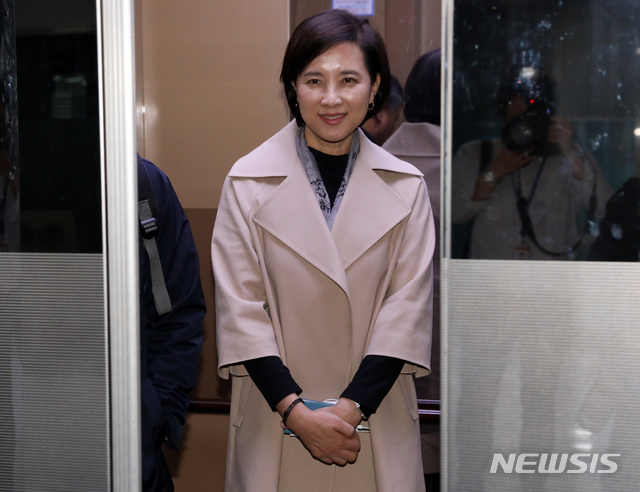 【서울=뉴시스】박영태 기자 = 유은혜 사회부총리 겸 교육부장관 후보자가 1일 오후 서울 영등포구 여의도 국회 의원회관에서 퇴근을 위해 승강기에 탑승하고 있다. 2018.10.01.since1999@newsis.com