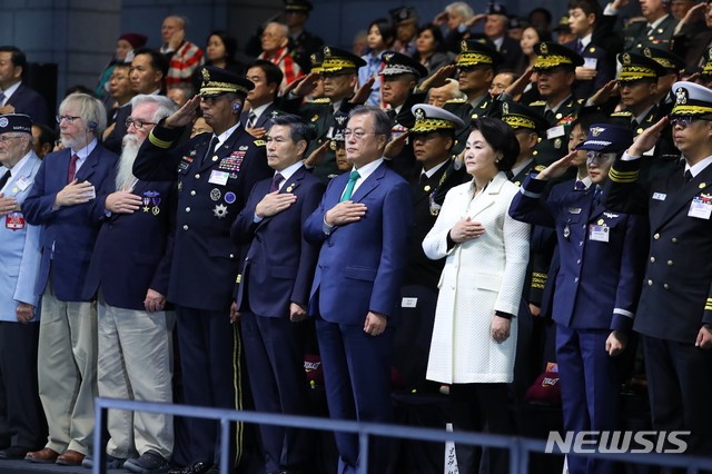 【서울=뉴시스】전신 기자 = 문재인 대통령과 부인 김정숙 여사가 1일 서울 용산 전쟁기념관 평화의 광장에서 열린 제70주년 국군의 날 기념식에서 국기에 경례하고 있다. 2018.10.01. photo1006@newsis.com