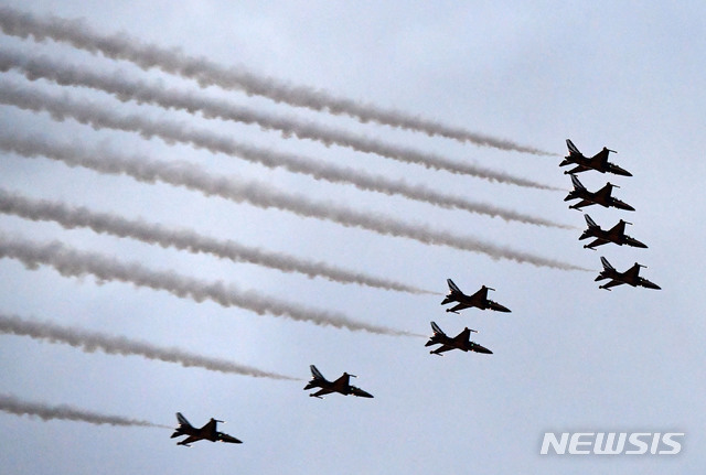 【서울=뉴시스】사진공동취재단 = 1일 서울 용산구 전쟁기념관 평화의 광장에서 열린 제70주년 국군의 날 기념식에서 공군 특수비행팀 '블랙이글스'가 비행을 하고 있다. 2018.10.01. photo@newsis.com