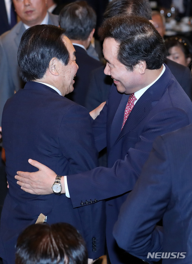 【서울=뉴시스】이영환 기자 = 이낙연(오른쪽) 국무총리가 지난해 10월1일 오후 서울 중구 플라자호텔에서 열린 김대중-오부치 공동선언 20주년과 동아시아 미래비전 기념식에 참석해 누카가 후쿠시로 일한의원연맹 회장과 인사를 나누고 있다. 2018.10.01.&nbsp; 20hwan@newsis.com