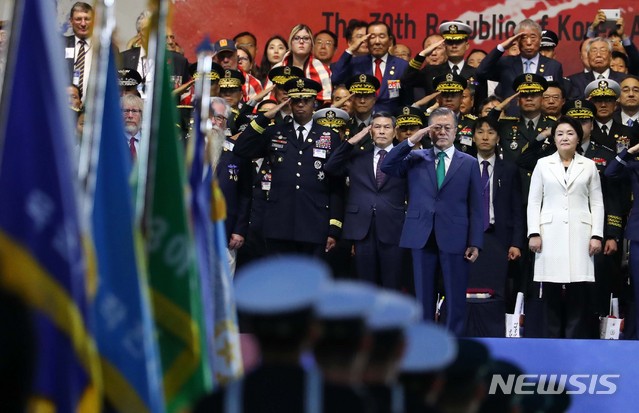【서울=뉴시스】전신 기자 = 문재인 대통령이 1일 서울 용산 전쟁기념관 평화의 광장에서 열린 제70주년 국군의 날 기념식에서 거수경례하고 있다. 2018.10.01.&nbsp; photo1006@newsis.com