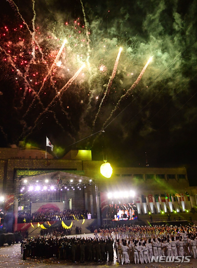 【서울=뉴시스】사진공동취재단 = 가수 싸이가 1일 오후 서울 용산구 전쟁기념관 평화의 광장에서 열린 제70주년 국군의 날 기념식에서 축하공연을 하고 있다. 2018.10.01.&nbsp; photo@newsis.com 