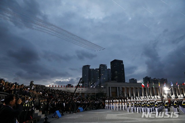 【서울=뉴시스】전신 기자 = 1일 서울 용산 전쟁기념관 평화의 광장에서 열린 제70주년 국군의 날 기념식에서 블랙이글스가 행사장 상공을 비행하고 있다. 2018.10.01. photo1006@newsis.com