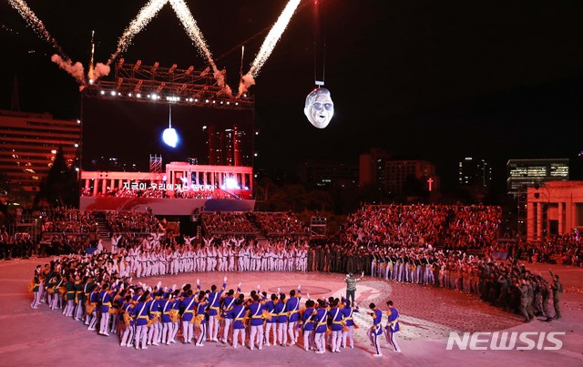【서울=뉴시스】전신 기자 = 가수 싸이가 1일 서울 용산 전쟁기념관 평화의 광장에서 열린 제70주년 국군의 날 기념식에서 축하공연을 하고 있다. 2018.10.01.&nbsp; photo1006@newsis.com