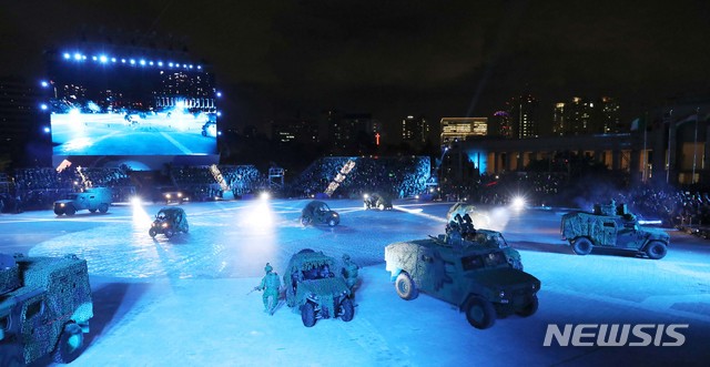 【서울=뉴시스】전신 기자 = 1일 서울 용산 전쟁기념관 평화의 광장에서 열린 제70주년 국군의 날 기념식에서 미래 전투수행체계 시연이 진행되고 있다. 2018.10.01. photo1006@newsis.com