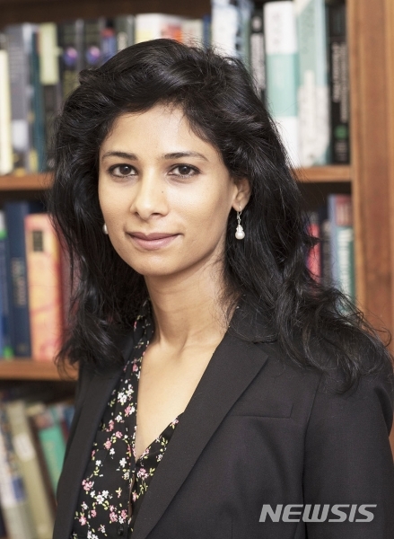 【서울=뉴시스】 국제통화기금(IMF)이 올해 말 은퇴하는 모리스 옵스펠드 수석 이코노미스트의 후임으로 기타 고피나트 하버드대 교수를 임명하기로 했다고 1일(현지시간) 파이낸셜타임스(FT)가 보도했다. 고피나트 교수는 환율에 대한 연구로 유명한 인도 출신 여성 경제학자다. 2018.10.2(사진 출처 : 하버드대 홈페이지)