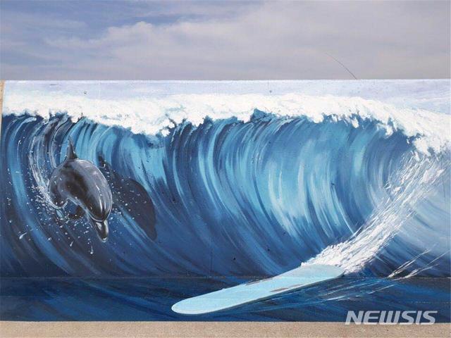  【부산=뉴시스】허상천 기자 = 부산시와 부산관광공사는 가덕도 세바지항에 ‘트릭아트 포토 존’을 조성, 2일부터 시민들에게 무료로 개방했다. 2018.10.02. (사진 = 부산시 제공) photo@newsis.com