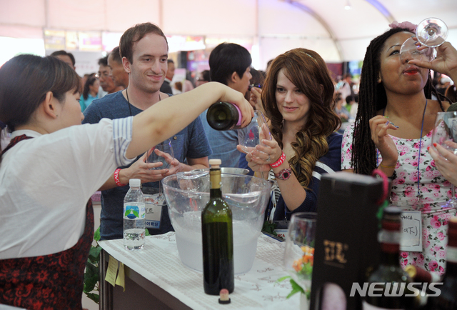 【영동=뉴시스】이성기 기자 = 국내 유일의 포도·와인산업특구인 충북 영동에서 ‘9회 대한민국와인축제’가 11일부터 14일까지 영동천 하상주차장 일원에서 열린다. 사진은 지난해 축제장을 찾은 외국인 관광객이 와인을 시음하는 모습이다.2018.10.10(사진=뉴시스 DB) photo@newsis.com