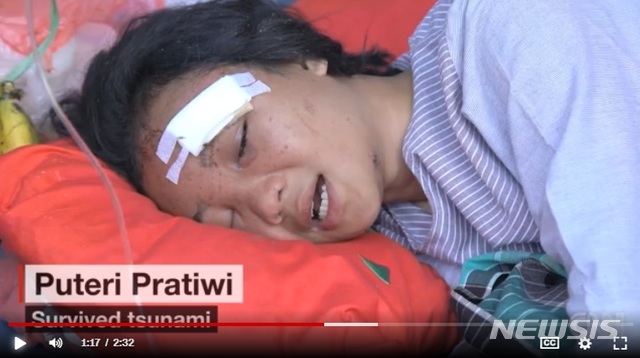 【서울=뉴시스】인도네시아 지진 생존자인 18세 소녀 푸테리 프티위가 1일(현지시간) 병원에서 CNN과 인터뷰를 하고 있다. (사진 = CNN 뉴스 캡처) 