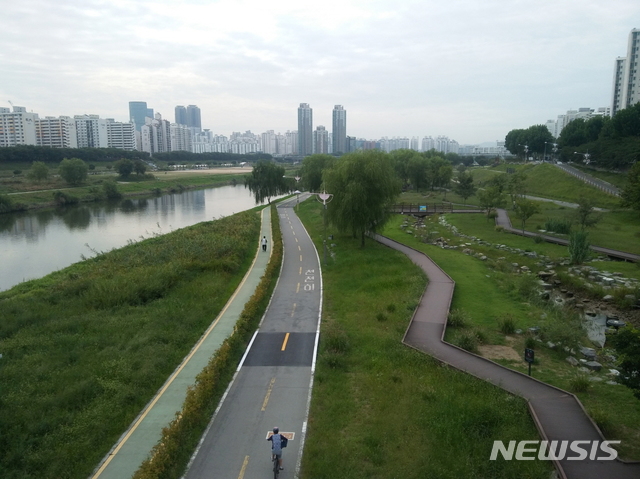 【서울=뉴시스】백영미 기자= 안양천 전경(사진=양천구 제공)