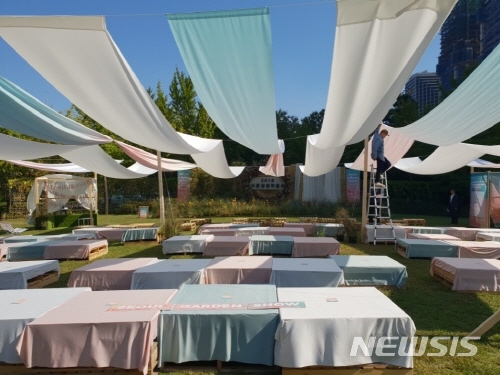 【서울=뉴시스】미국 뉴욕에 센트럴 파크가 있다면, 서울에는 여의도 공원이 있다. 시원한 바람과 청명한 가을 날 그곳에선 풀내음을 가득 맡을 수 있는 '2018 서울정원박람회'가 열린다. <사진=윤슬기 기자> 2018.10.02. 