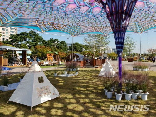 【서울=뉴시스】미국 뉴욕에 센트럴 파크가 있다면, 서울에는 여의도 공원이 있다. 시원한 바람과 청명한 가을 날 그곳에선 풀내음을 가득 맡을 수 있는 '2018 서울정원박람회'가 열린다. <사진=윤슬기 기자> 2018.10.02. 