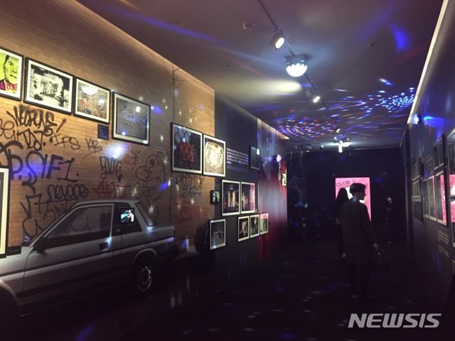 【서울=뉴시스】 박현주 미술전문기자 = 케니샤프, 슈퍼팝 유니버스 전시 입구는 클럽에 들어선 듯한 분위기를 꾸며졌다. 