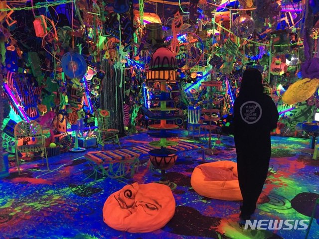 【서울=뉴시스】 박현주 미술전문기자 = 롯데뮤지엄 케니샤프, 슈퍼팝 유니버스 전시에는 사이키델릭한 우주로 탈출을 상징하는 유토피아 공간, 초대형 '코스믹 카반'도 공개됐다.