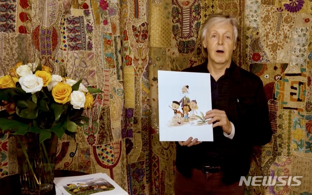 【로스앤젤레스=뉴시스】 비틀스 전 멤버 폴 매카트니가 전세계 어린이들을 위한 그림동화책을 출간한다. 매카트니의 손자가 "안녕 할아버지"란 의미로 인사하곤 했던 '헤이 그랜두드!(Hey, Grandude!)'를 제목으로 정한 이 책은 마법을 부리는 할아버지와 어린이들이 함께 신기한 탐험에 나서는 이야기를 담았다. <사진=Puffin Books 유튜브 영상 캡처> 2018.10.01