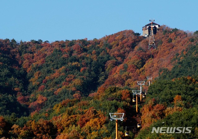 【대구=뉴시스】배소영 기자 = 지난해 대구 동구 팔공산에 단풍이 든 모습. 2018.10.02. (사진=대구시 동구 제공)photo@newsis.com